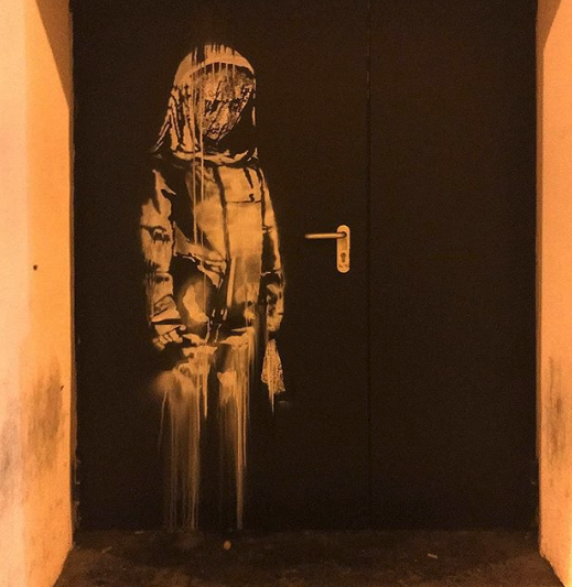 Imagen del banksy robado en las puertas del Bataclan. Foto: Banksy