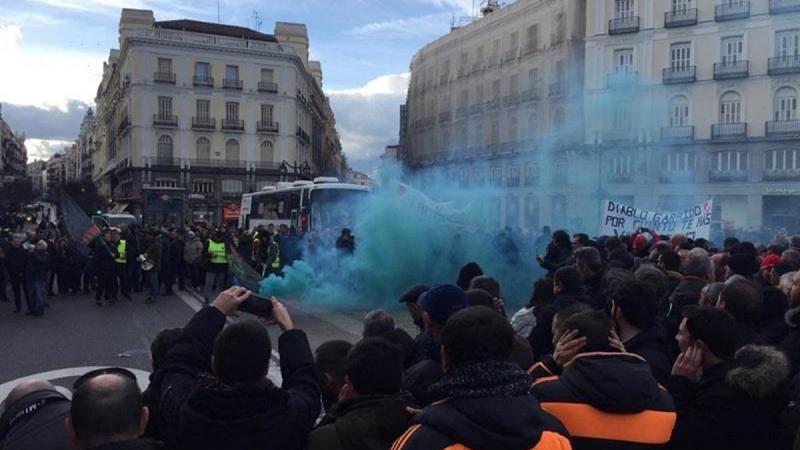 Unos 3.000 taxistas de Madrid se concentran en la Puerta del Sol