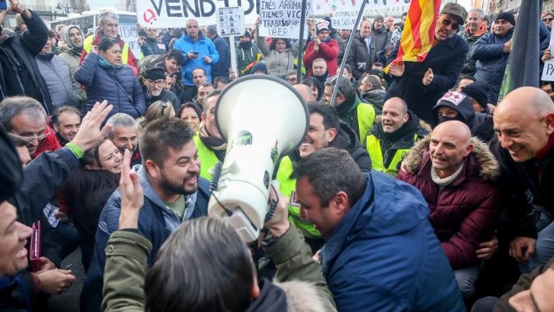 Concentración de taxistas de Madrid en la Puerta del Sol en su quinto día de huelga