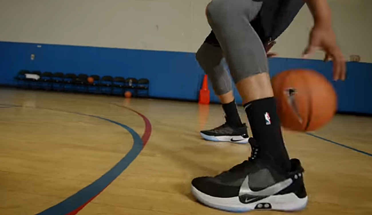 Las zapatillas Nike Adapt BB se atan de manera automática ajustándose al pie de quien las usa (Foto: YouTube).