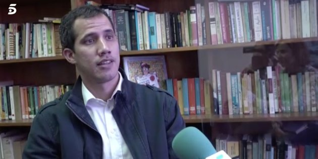 Juan Guaidó con el libro de ¿Dónde está Wally?