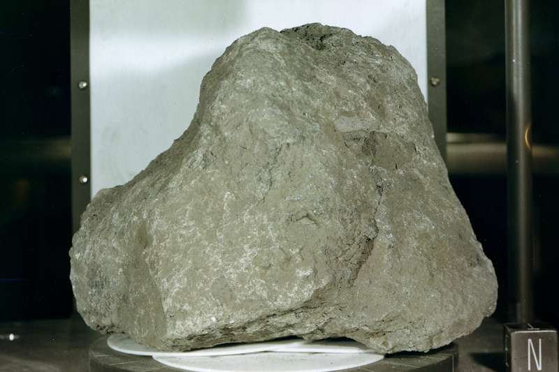 Roca terrestre encontrada en la Luna. Foto: NASA