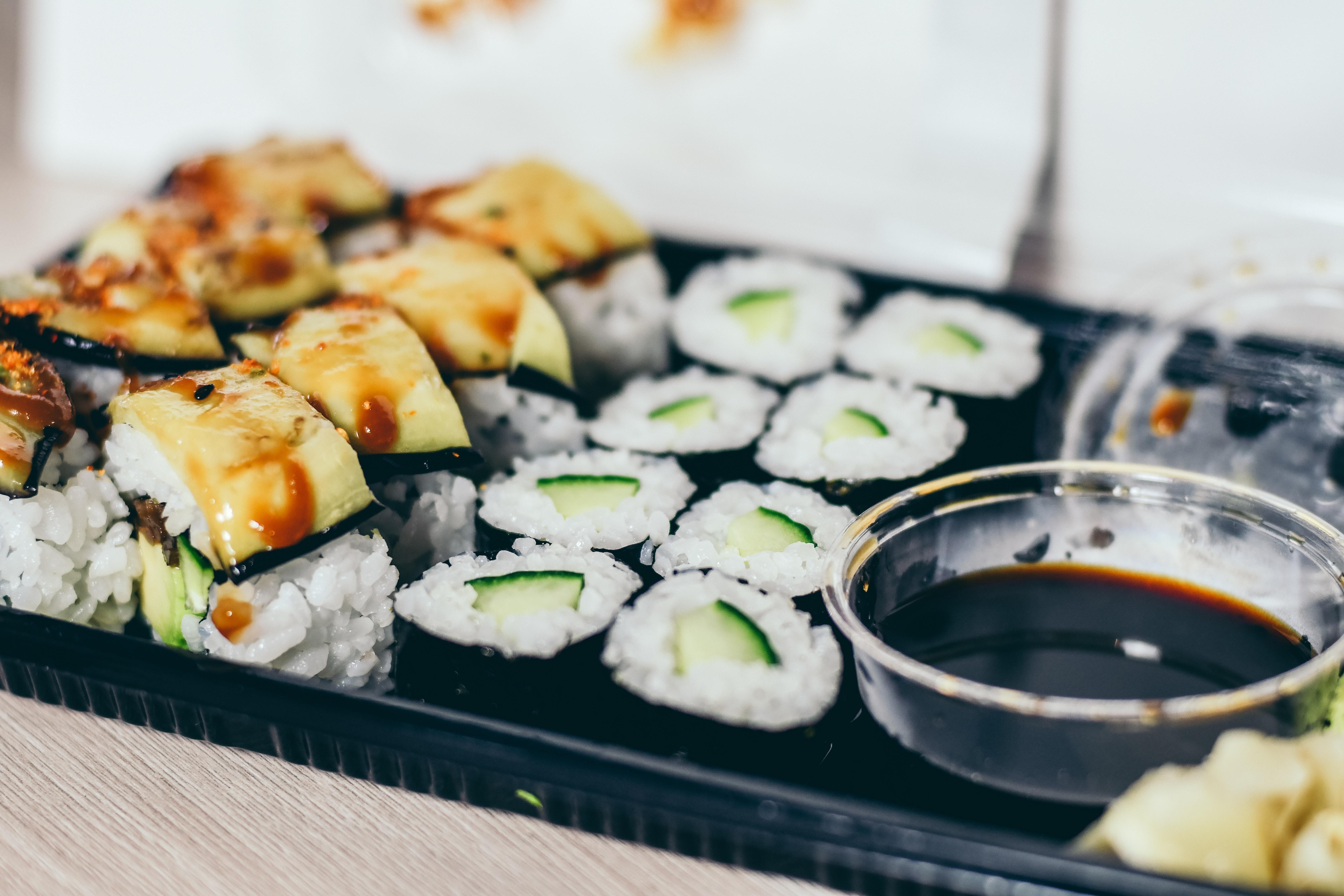 plato de sushi - Photo by Pille-Riin Priske on Unsplash