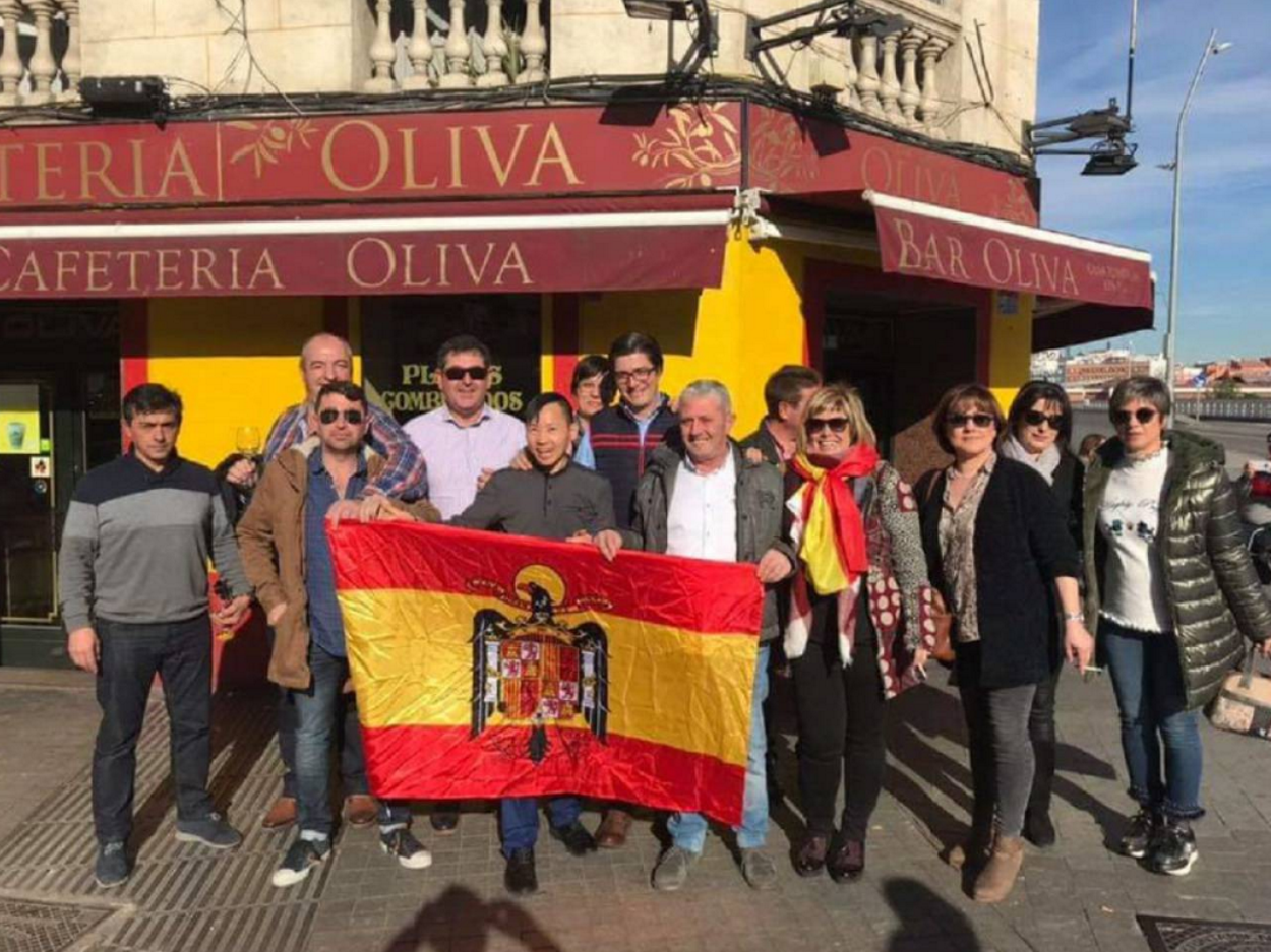 Imagen de Laura del Río (tercera por la derecha) posando con una bandera franquista