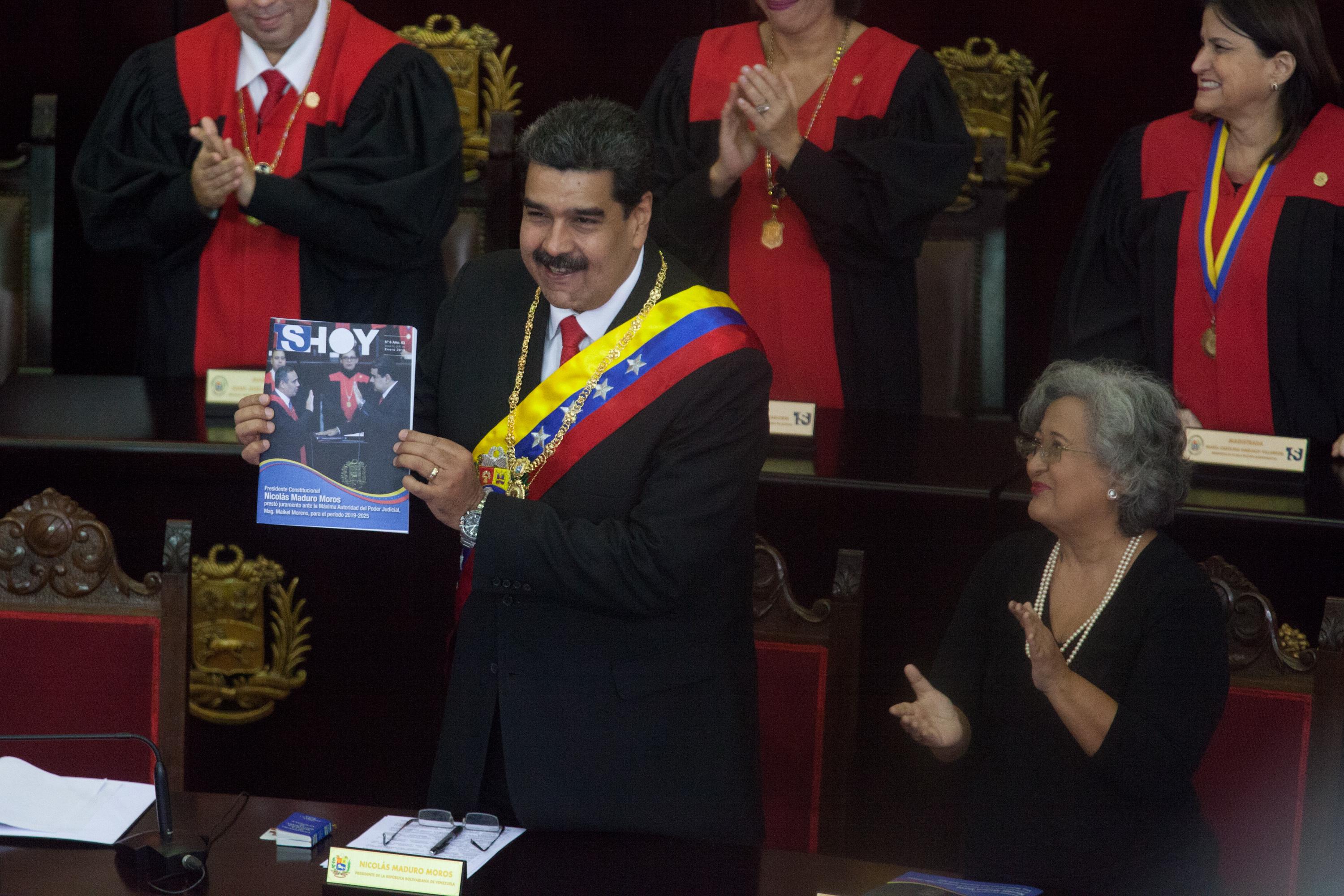 Nicolás Maduro muestra una revista en el Tribunal Supremo de Venezuela - Boris Vergara DPA