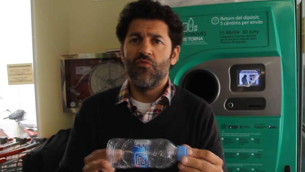 Miquel Roset, director de la asociación ecologista Retorna, durante la prueba piloto del SDDR realizada en Cadaqués, cuyos datos fueron falseados