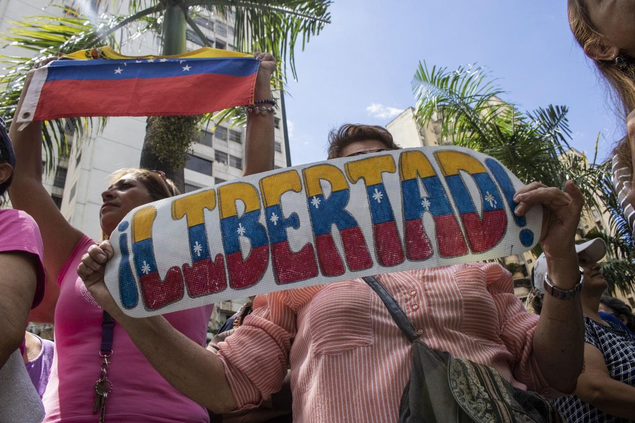 Venezolanos se manifiestan en apoyo a Guaidó