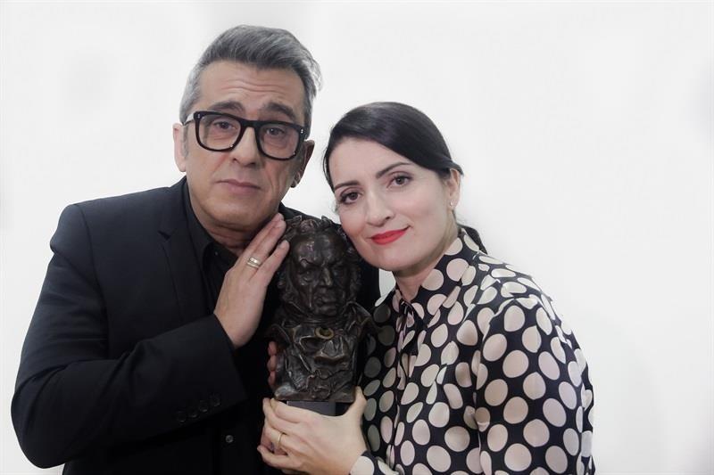 Andreu Buenafuente y Silvia Abril posan junto a una estatuilla de los Premios Goya. Europa Press