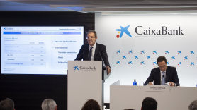 El presidente de CaixaBank, Jordi Gual, y el consejero delegado de la compañía, Gonzalo Cortázar, durante la presentación de resultados de 2018 de CaixaBank en ValenciaFoto Europa Press