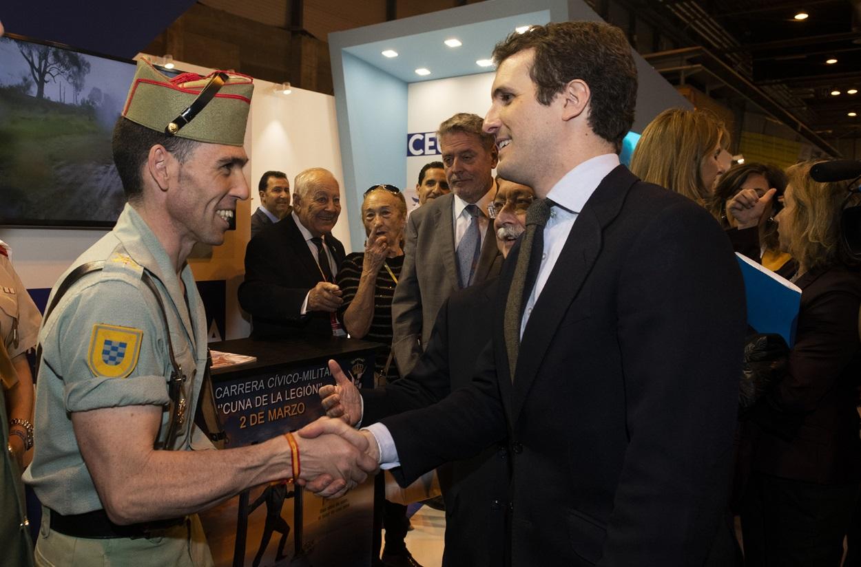 Pablo Casado saluda a un soldado de la Legión en Fitur
