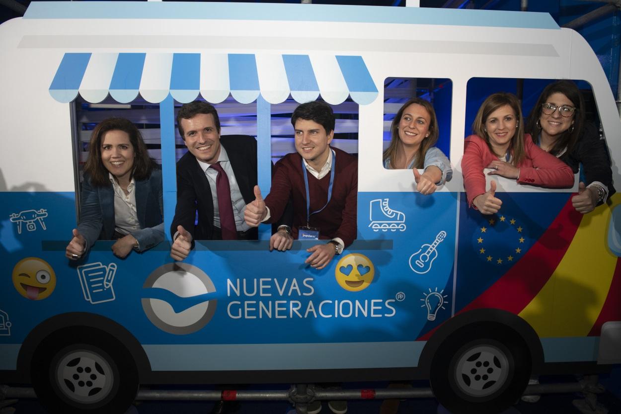 Pablo Casado en su particular tramabús de Nuevas Generaciones