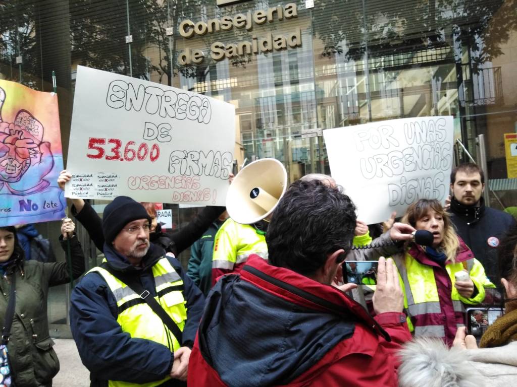 Plataforma Urgencias y Emergencias de Madrid en Lucha ante la Consejería de Madrid. Mats