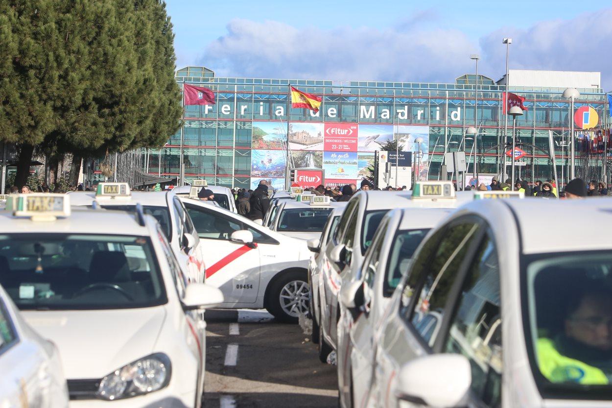 Miles de taxistas se concentran en los accesos al recinto ferial de Madrid, IFEMA. EP