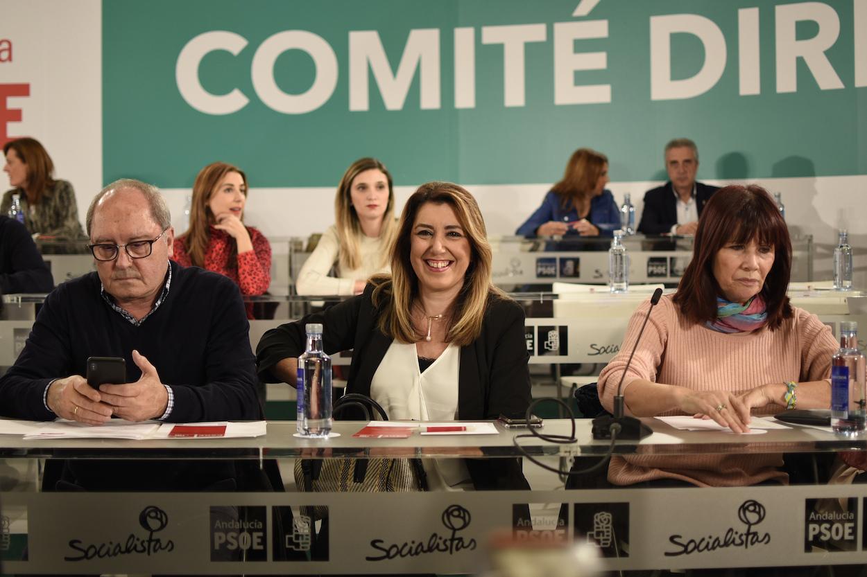 Susana Díaz, muy sonriente, flanqueada por los rostros serios de Juan Cornejo y Micaela Navarro. PRENSA PSOE-A