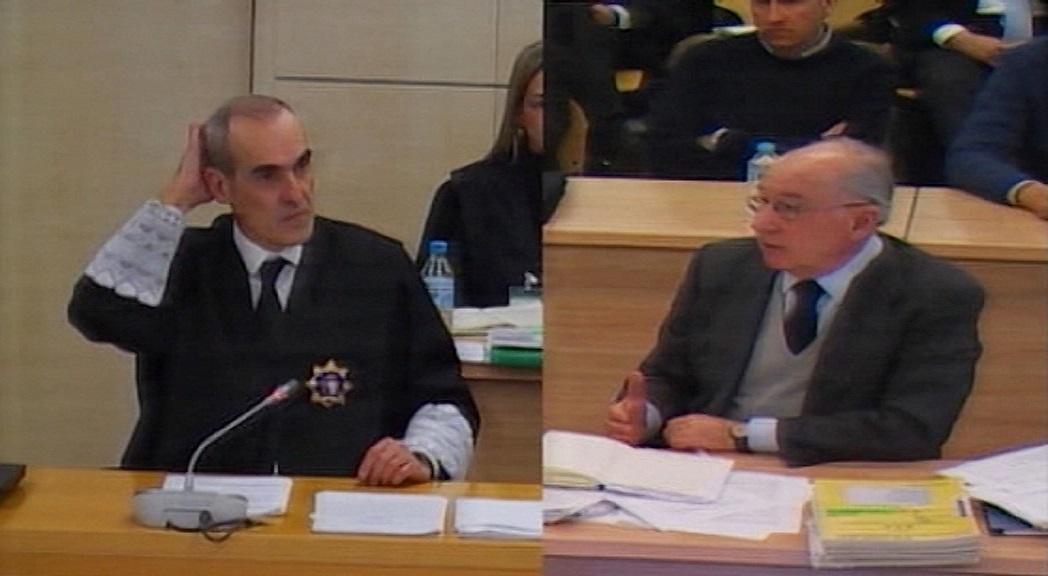 El fiscal Alejandro Luzón -pantalla izquierda- interroga al expresidente de Bankia, Rodrigo Rato -pantalla derecha- en el marco del juicio de hoy