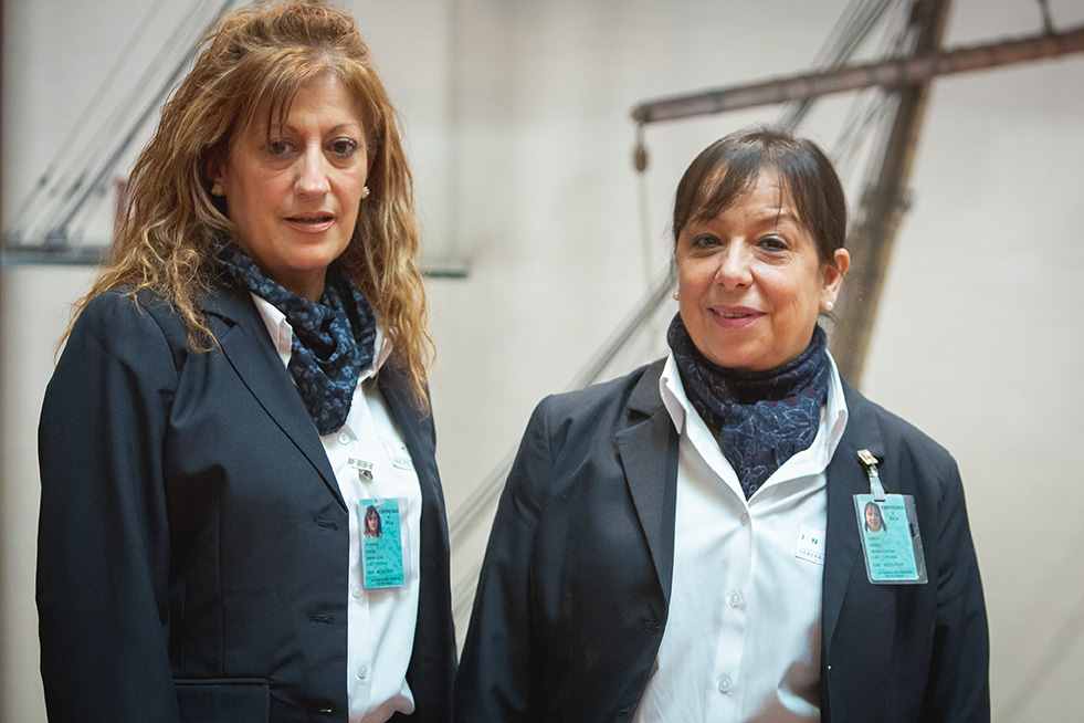 Marisa y María Eugenia trabajan como auxiliares de Información en el Museo Naval de Madrid Ambas tienen una diversidad funcional
