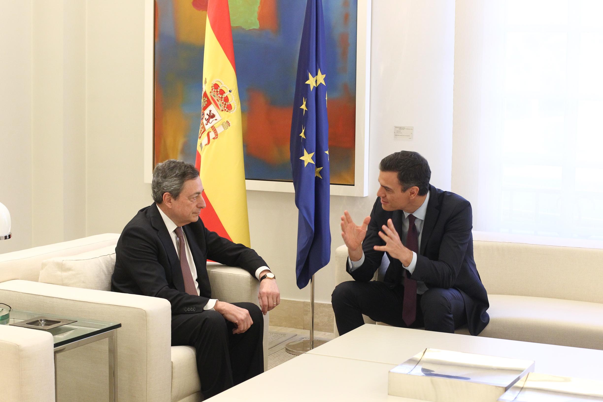 El presidente del Gobierno Pedro Sánchez (d) con el presidente del Banco Central Europeo Mario Draghi (i) en el Palacio de la Moncloa - Eduardo Parra Europa Press
