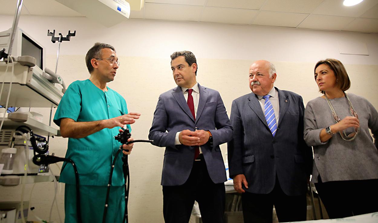 El presidente Juanma Moreno, ayer en su visita al Hospital Reina Sofía de Córdoba.