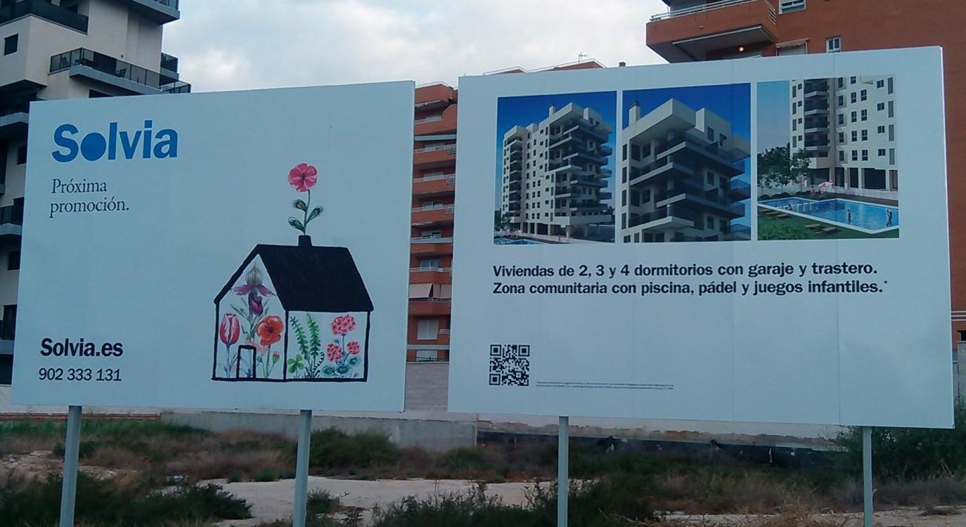 Valla de una promoción inmobiliaria de Solvia