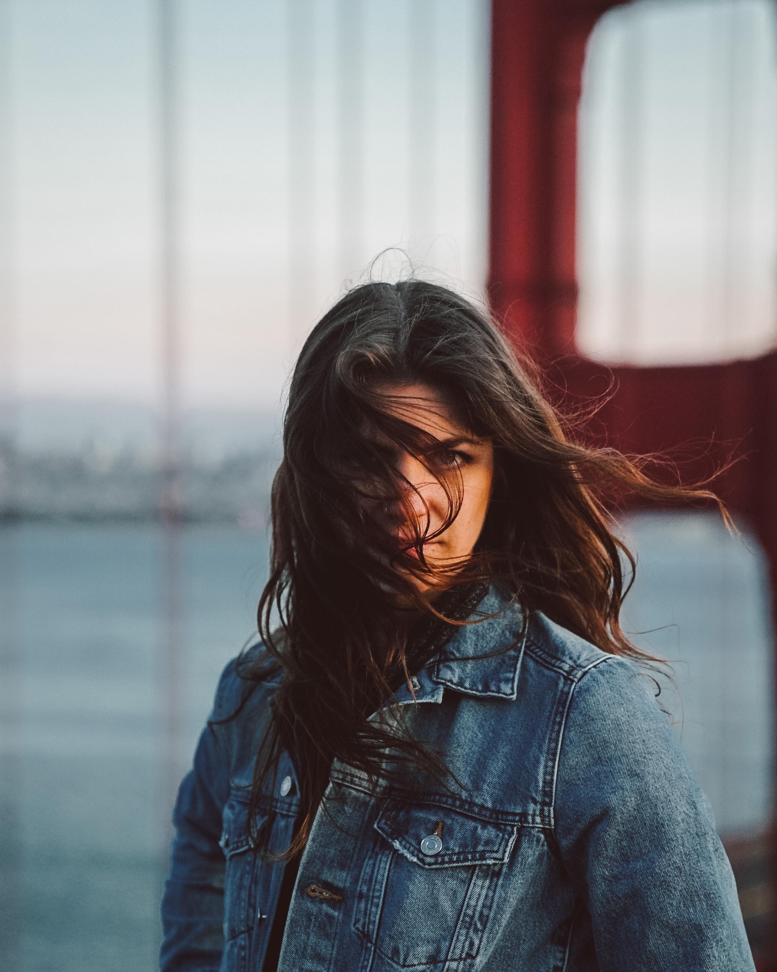 Una mujer posa frente al Golden Gate de San Francisco. Foto: Josh Gordon