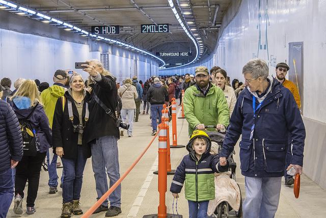 Los peatones pudieron pasear por el Túnel SR 99 el día de su inauguración
