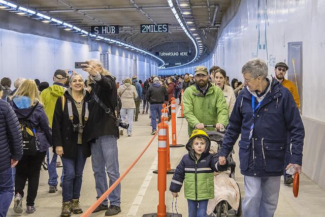 Los peatones pudieron pasear por el Túnel SR 99 el día de su inauguración Los peatones pudieron pasear por el Túnel SR 99 el día de su inauguración