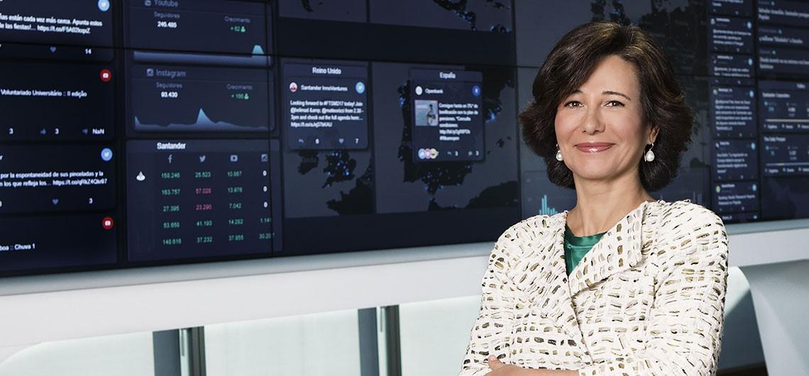 Ana Botín, presidenta de Banco Santander, posa delante del Social Media Command Center global del grupo en las oficinas corporativas de la Ciudad Grupo Santander, en Boadilla del Monte (Madrid)