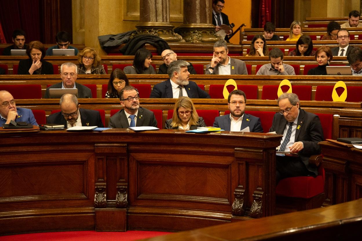 Pere Aragonés junto a Quim Torra y miembros del Govern en el Parlament de Catalunya