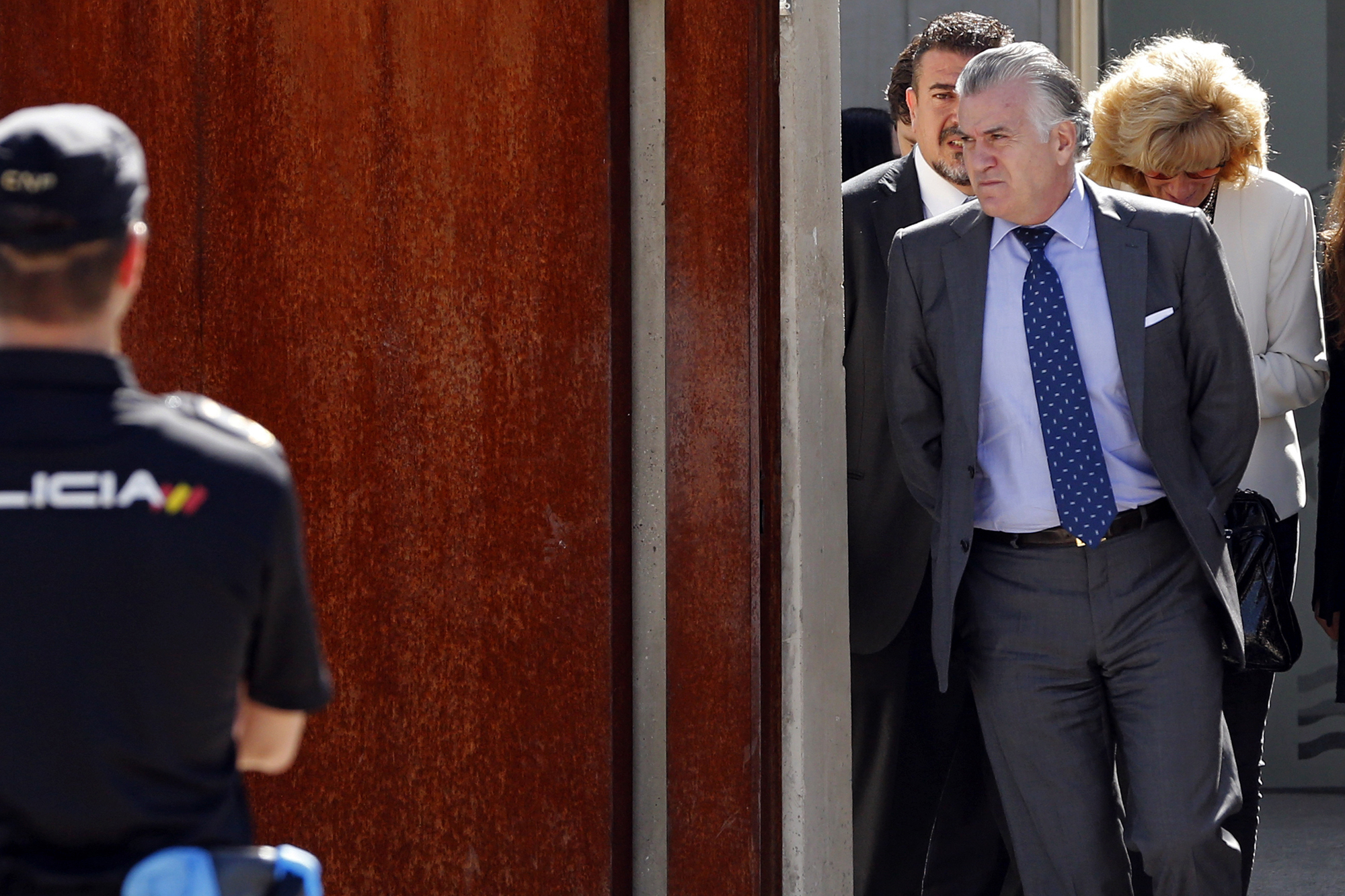 Francisco Correa (d), presunto cabecilla de la trama Gürtel, a su llegada a la Audiencia Nacional en San Fernando de Henares.