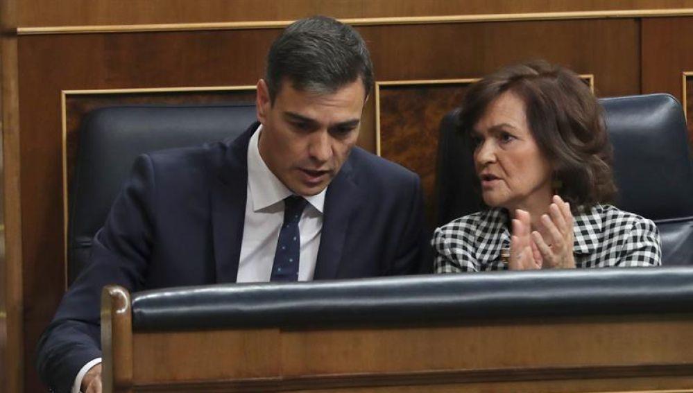 El presidente del Gobierno, Pedro Sanchez y Carmen Calvo en el Congreso