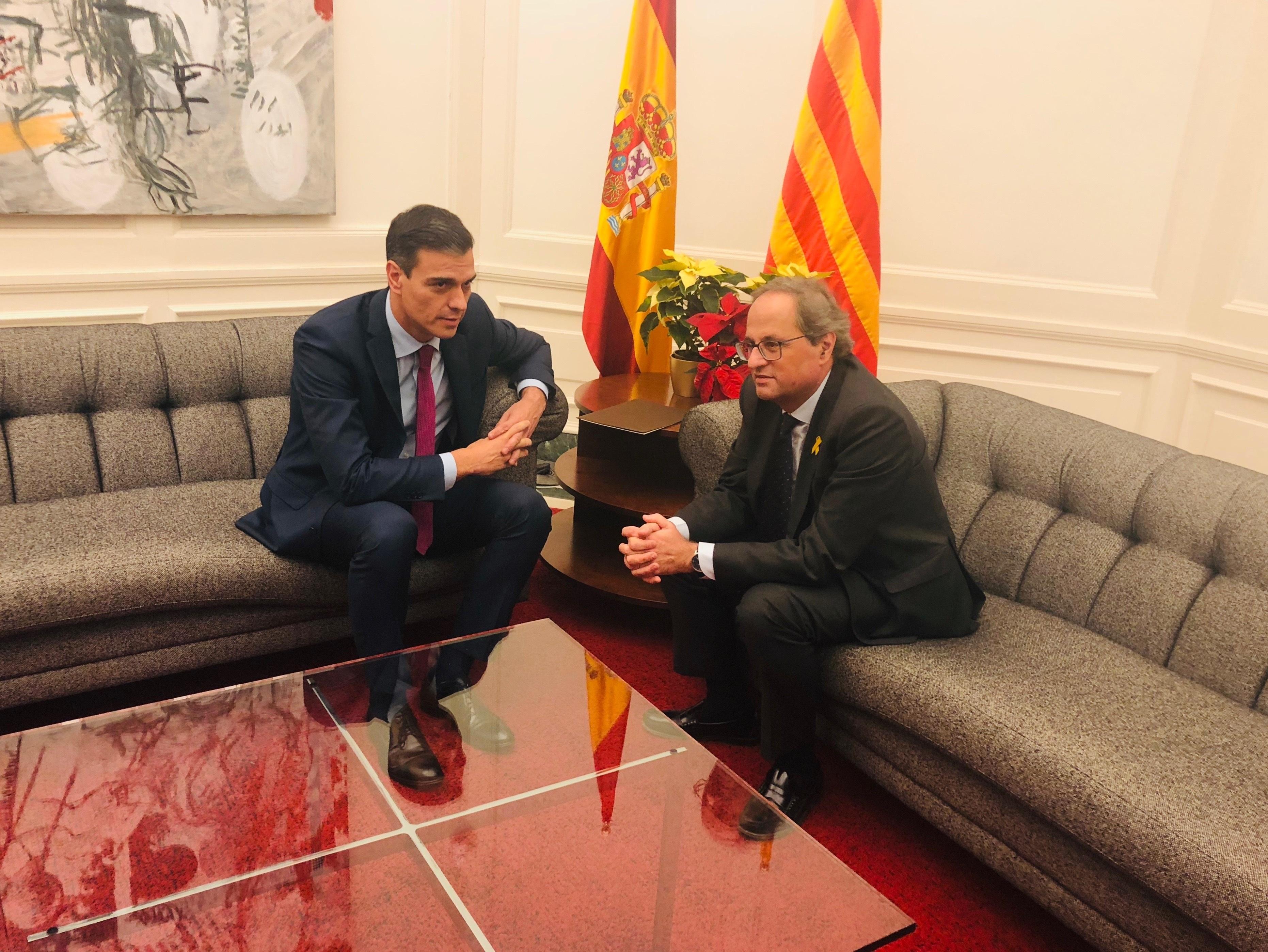 Torra recibe a Sánchez a las puertas del Palacio de Pedralbes antes de reunirse - Europa Press