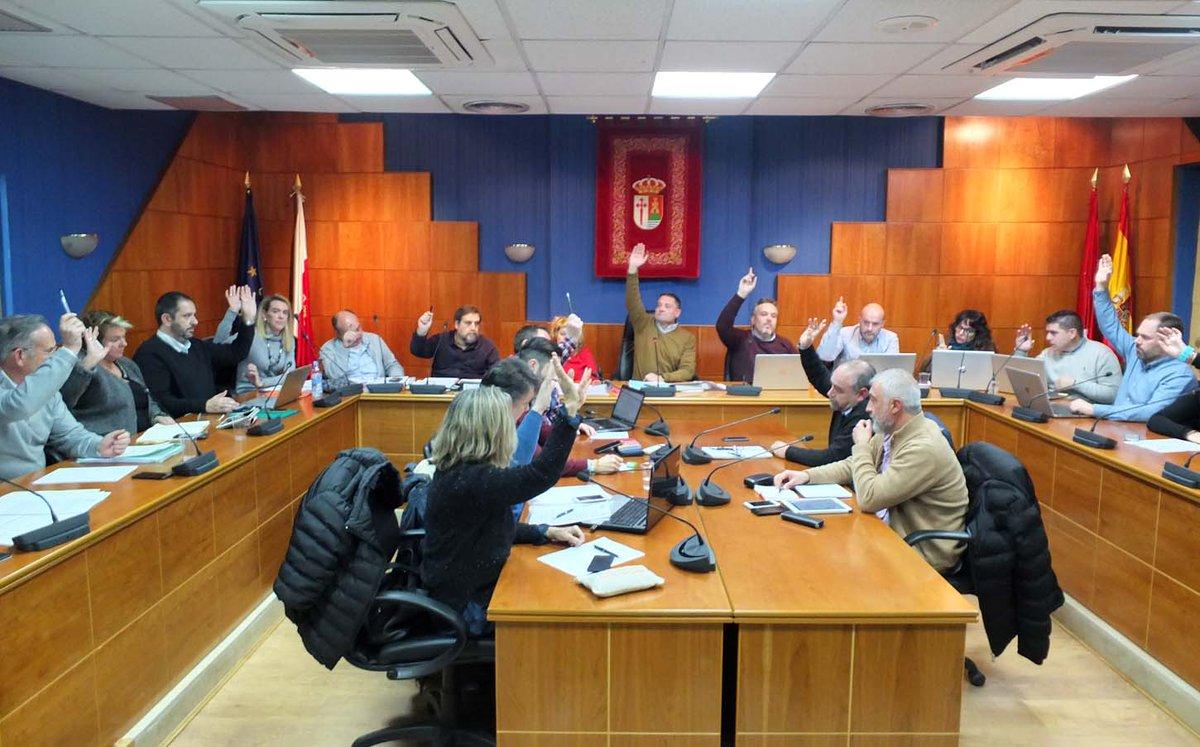 Concejales votando en el Ayuntamiento de Paracuellos del Jarama. Fuente: Twitter.