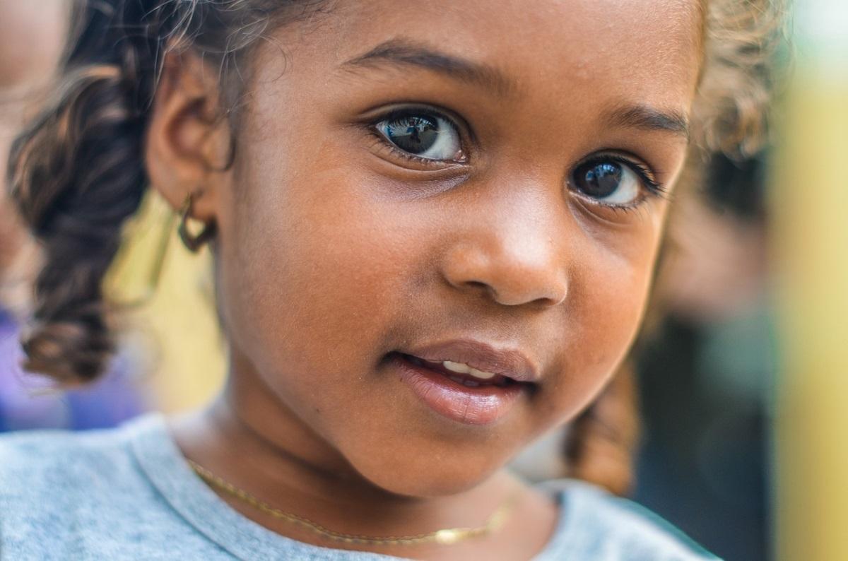 Niña sonriendo, colonia africana.