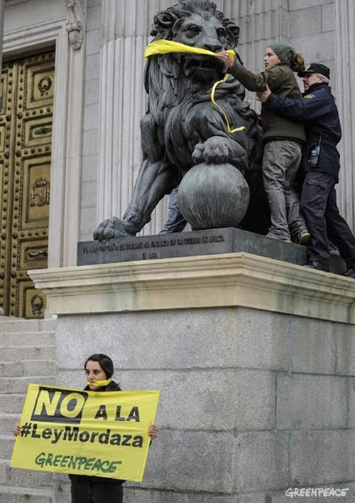 Activistas de Greenpeace ‘amordazan’ a los leones del Congreso 