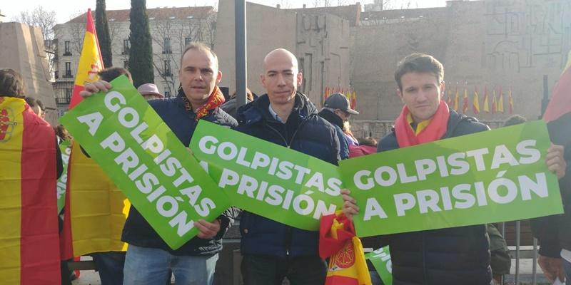 Manifestantes con pancarta de golpistas