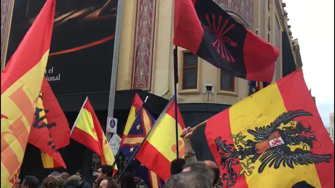 Ultras con banderas franquistas en Madrid gritan contra la Constitución