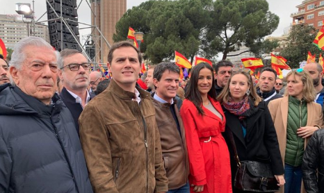 Valls Desaparece De La Manifestacion Y No Sube Al Escenario