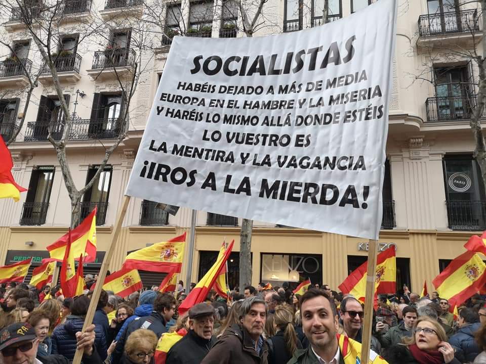 Carlos Bolarín, del PP, con la pancarta ofensiva