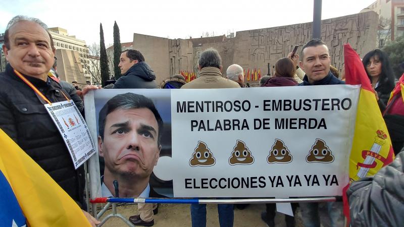Pancarta contra Sánchez en Colón
