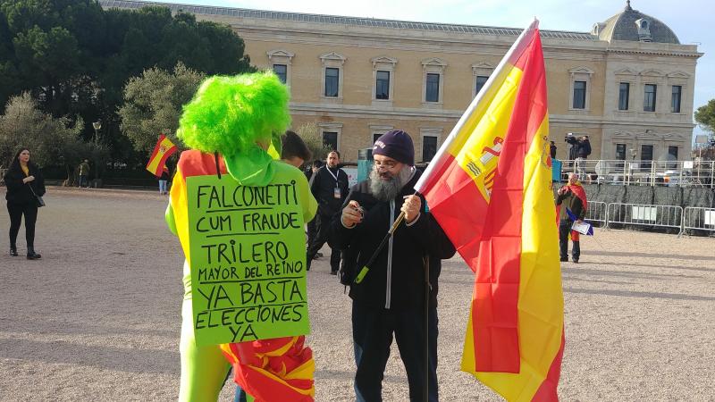 Hombre disfrazado para protestar contra Sánchez