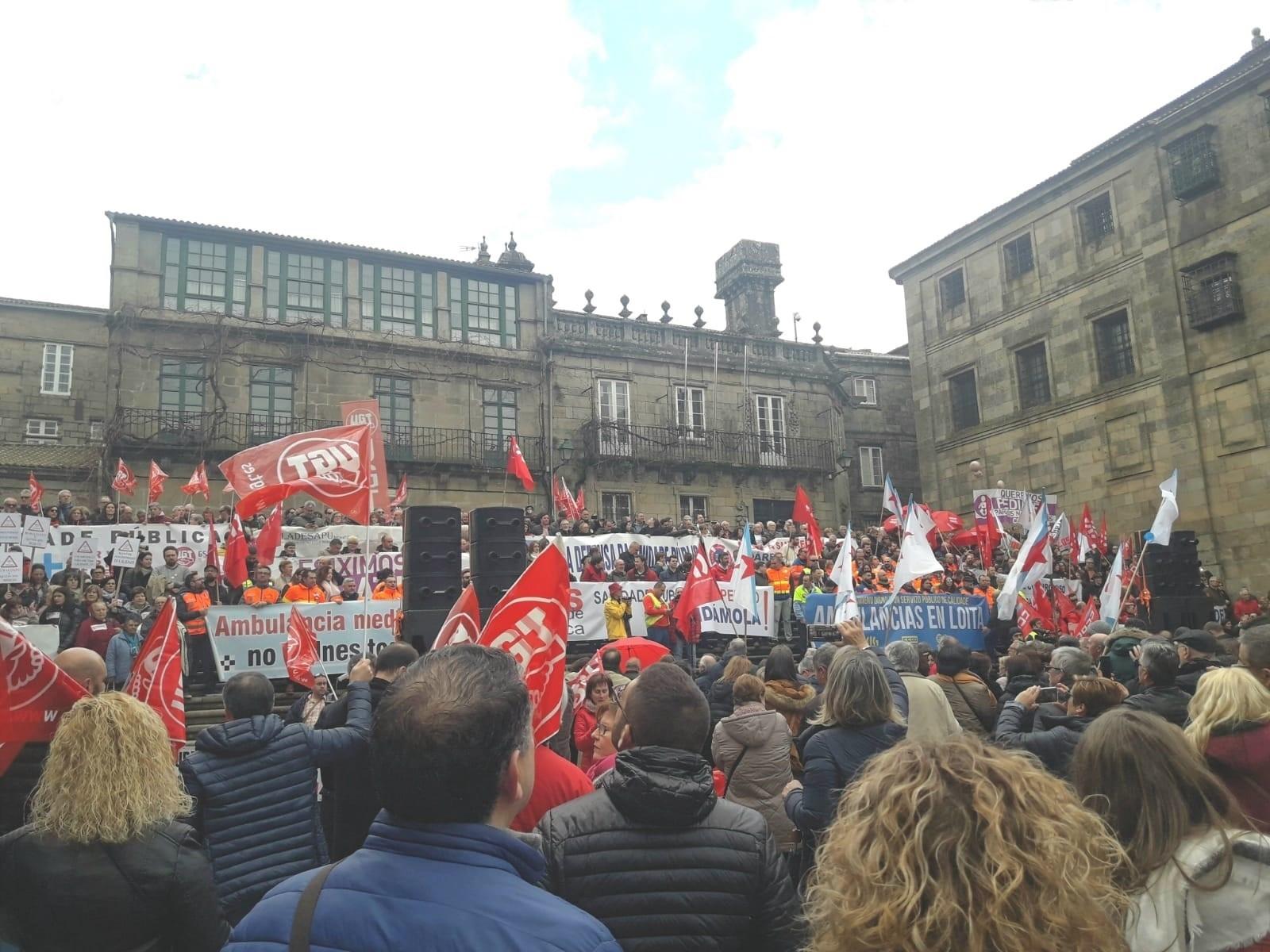 EuropaPress 1901310 GALICIA  AMP   Miles de personas claman en Santiago en contra los recortes y la privatización de la sanidad gallega (1)