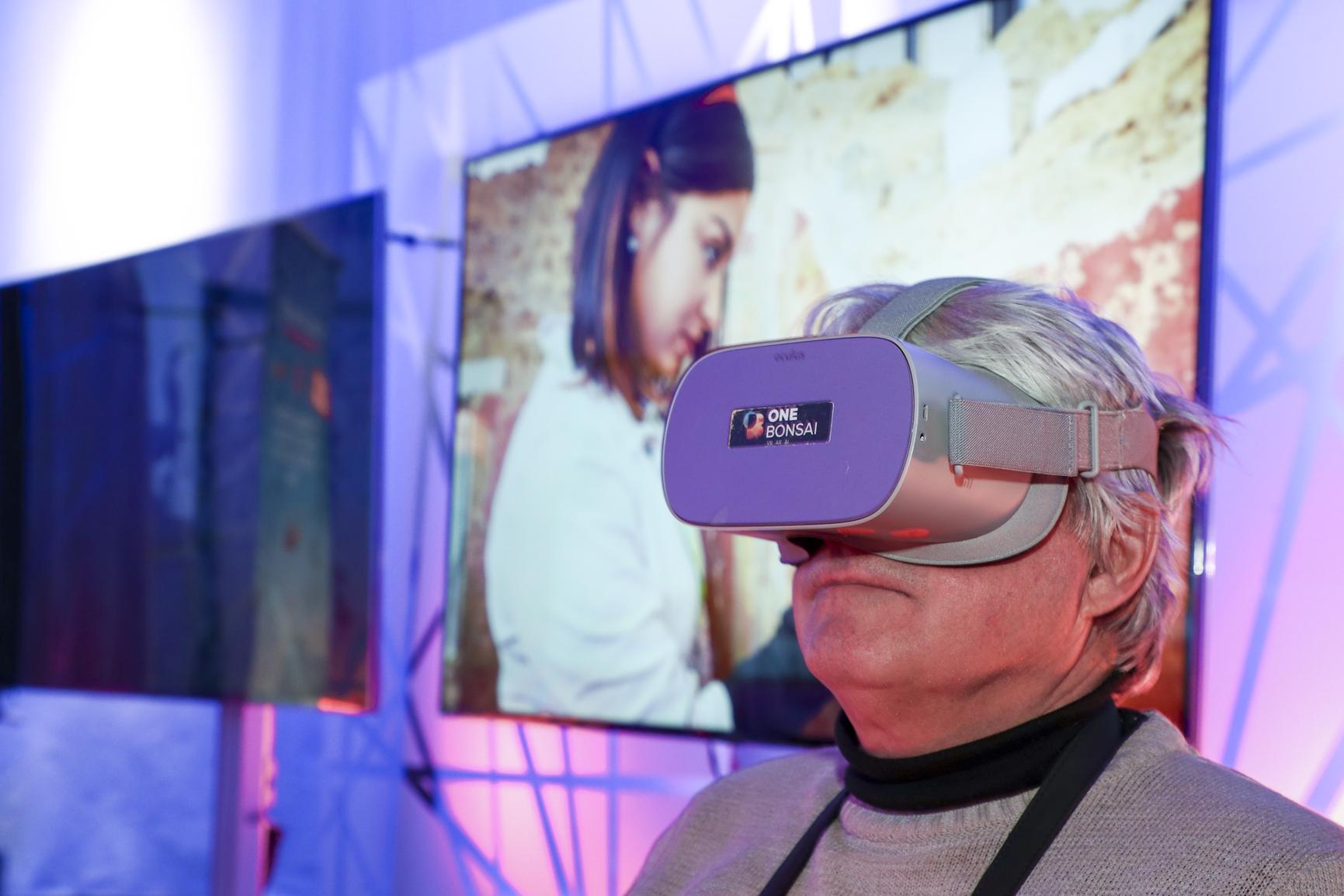Un periodista prueba los dispositivos de Realidad Virtual en el Parlamento Europeo.  EUROPARL.