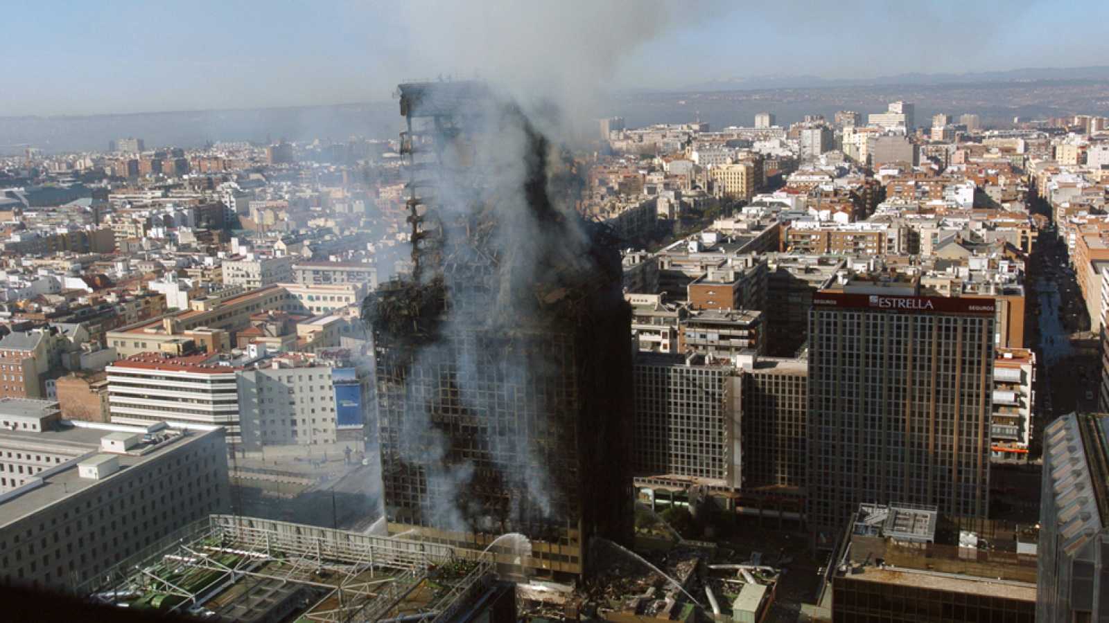 El edificio Windsor, consumido por las llamas. RTVE