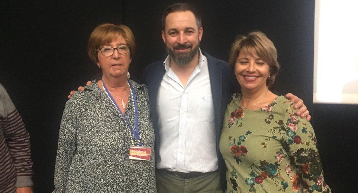 La diputada Ana Gil Román (a la izquierda), junto al líder de Vox, Santiago Abascal. TWITTER