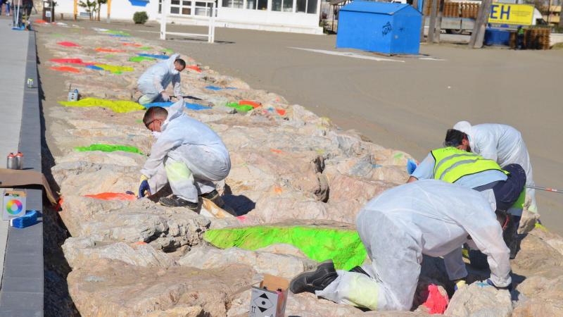 Operarios del Ayuntamiento de Fuengirola pintan las rocas del espigón. TURISMO FUENGIROLA