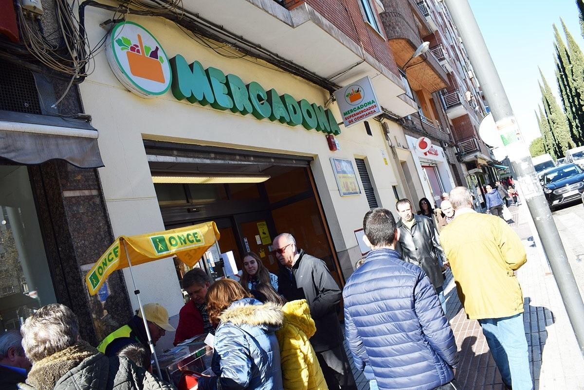 Peatones pasan ante la entrada de un supermercado Mercadona en Puertollano.