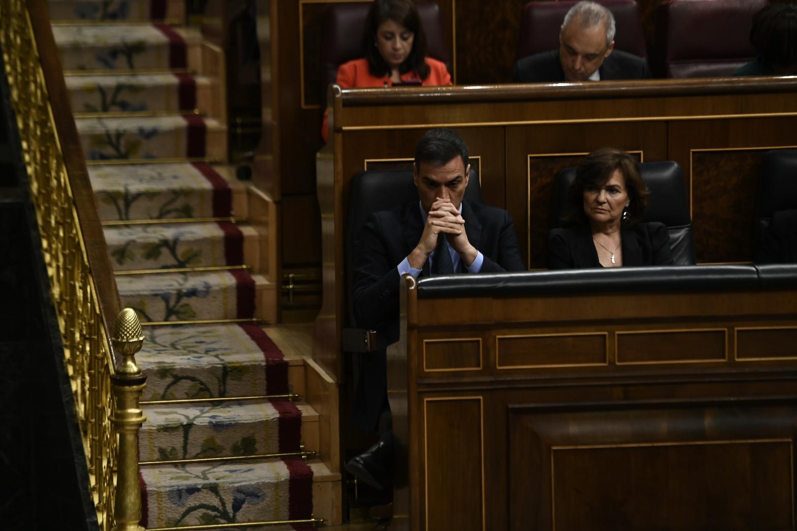 EuropaPress 1910430 El presidente del Gobierno Pedro Sánchez y la vicepresidenta del Gobierno Carmen Calvo con rictus serio sentados en sus escaños del Congreso de los Diputados durante la segunda jornad