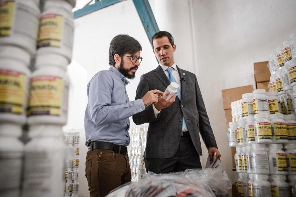 Juan Guaidó posa con la ayuda humanitaria presentada esta semana. TWITTER