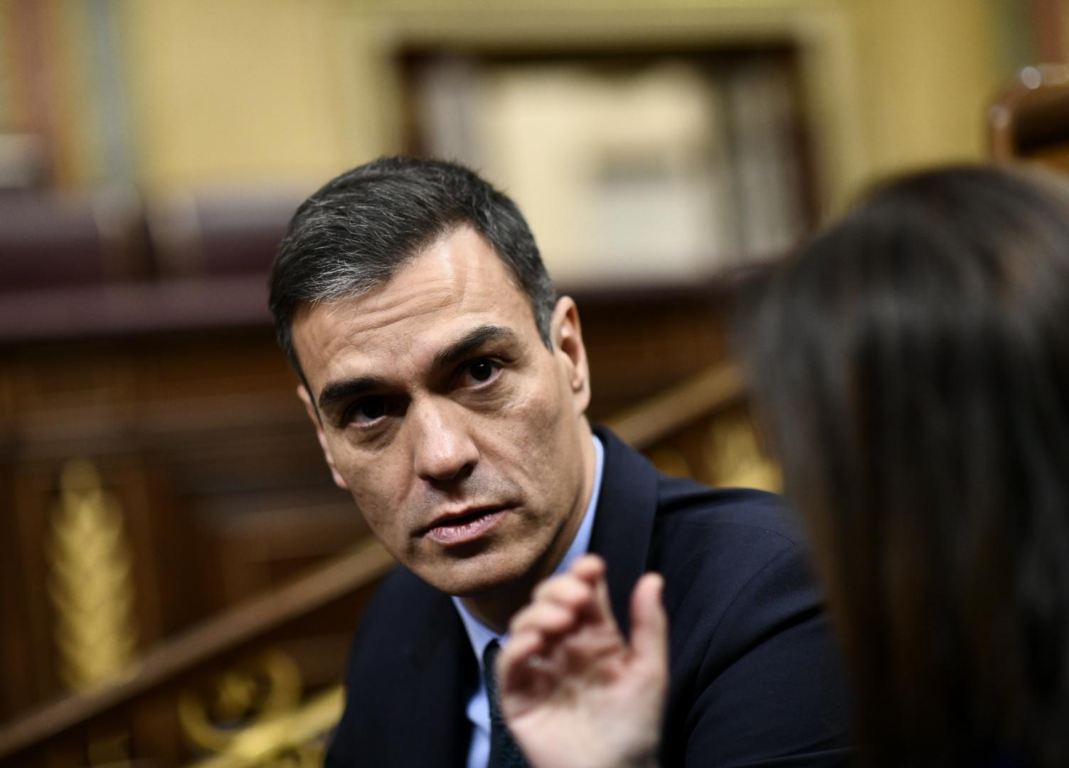 El presidente del Gobierno Pedro Sánchez habla con la ministra de Defensa Margarita Robles. Archivo / EP