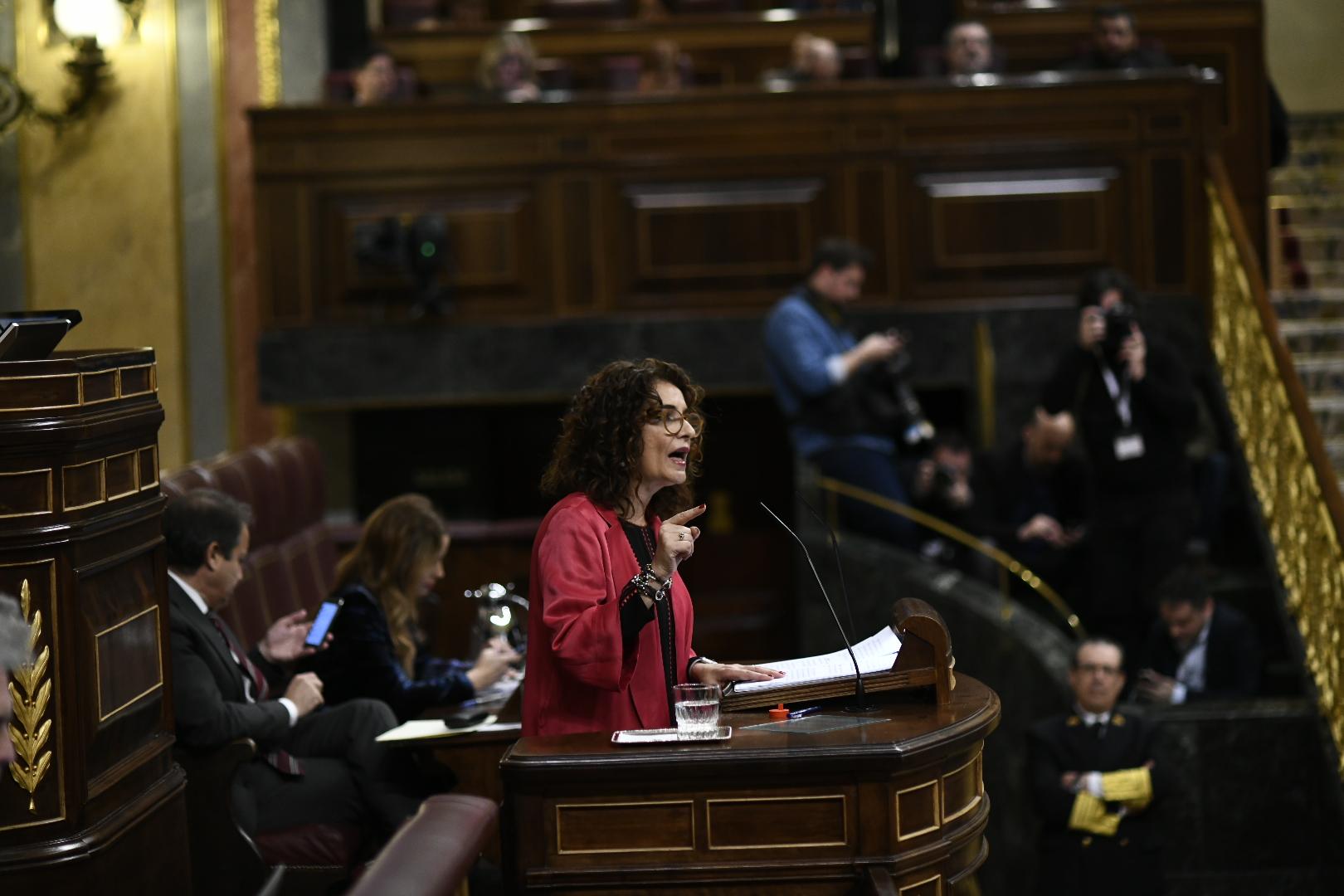 La ministra de Hacienda, María Jesús Montero, defendiendo los Presupuestos en el Congreso. ÓSCAR DEL POZO/EP